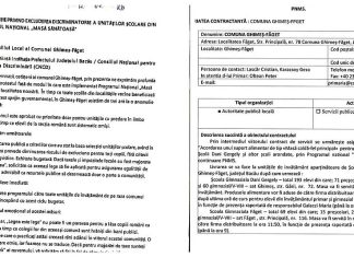 Zeci de localnici din Ghimeș-Făget cer hrană caldă pentru toți elevii, nu doar pentru cei maghiari