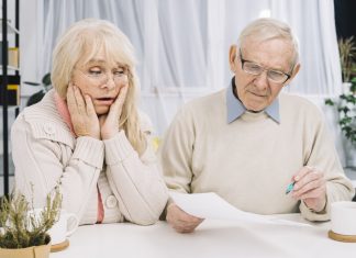 Județul Bacău: mai mulți pensionari decât salariați. Dezechilibru tot mai vizibil pe piața muncii