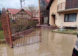 Bacău: Pompierii militari au evacuat apa dintr-o curte inundată pe strada Prelungirea Bradului