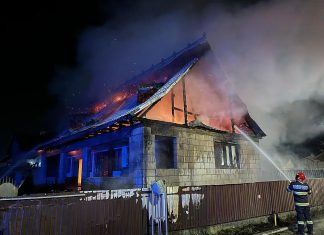 Incendiu la două locuințe din Dărmănești. Pompierii au intervenit pentru a împiedica extinderea flăcărilor