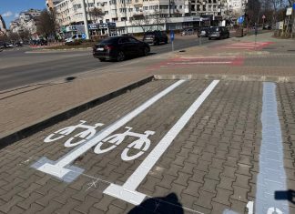 Bacău: Au început lucrările de refacere a marcajelor rutiere în parcările publice și la instituții