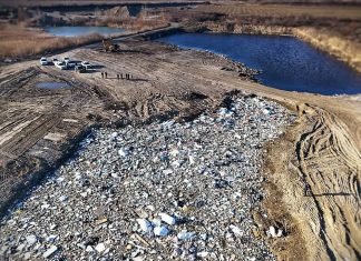 Sute de tone de deșeuri, îngropate ilegal într-o arie protejată lângă râul Siret, în Bacău