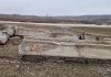 Grinzi din Podul Narcisa, aruncate ilegal pe malul Siretului: amendă de 60.000 lei aplicată constructorului