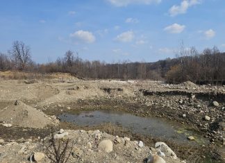 Exploatări ilegale de agregate pe râul Cașin. Garda de Mediu sesizează Poliția