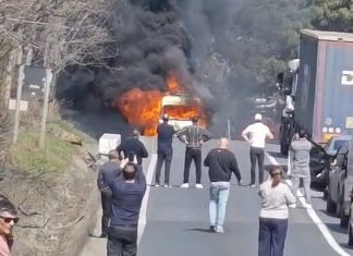 Ambulanță din județul Bacău, cuprinsă de flăcări în mers pe DN 28, în județul Iași