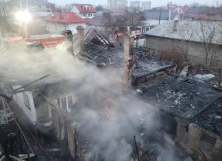 Incendiu la trei gospodării de pe strada Alba Iulia; Un bărbat care a încercat să salveze copiii a ajuns la spital