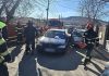 Un bărbat a fost scos dintr-un autoturism avariat după un accident rutier produs în Moinești