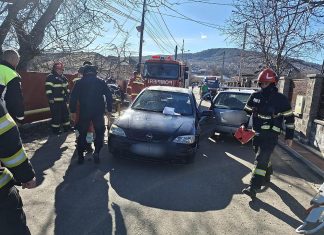 Un bărbat a fost scos dintr-un autoturism avariat după un accident rutier produs în Moinești
