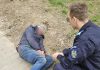 Un jandarm din Bacău a intervenit pentru a ajuta un bărbat căzut pe stradă