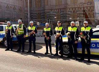 Bacău: Flori și mesaje de apreciere oferite de polițiști, de Ziua Femeii