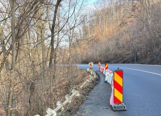 Alunecare de terasament reactivată pe DN 11, în județul Bacău. Circulație semaforizată pe un sens