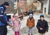 Mărțișoare și îmbrățișări pentru jandarmii montani din Slănic-Moldova, din partea copiilor de la Centrul „Sf. Luigi Scrosoppi”