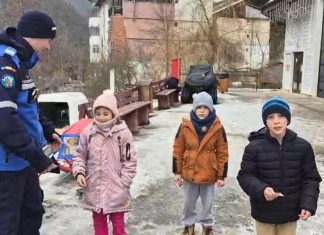Mărțișoare și îmbrățișări pentru jandarmii montani din Slănic-Moldova, din partea copiilor de la Centrul „Sf. Luigi Scrosoppi”