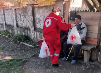 Caravana de Paște a Crucii Roșii ajunge la persoane vulnerabile din Bacău