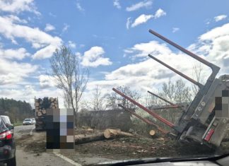 Remorcă încărcată cu bușteni desprinsă pe DN12A, între Onești și Târgu Trotuș; traficul afectat, fără victime