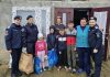 13 copii din Stănisești au primit iepurași de Paște de la jandarmi