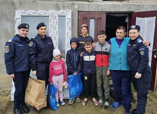 13 copii din Stănisești au primit iepurași de Paște de la jandarmi