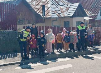Activități ale polițiștilor pentru creșterea siguranței elevilor din Târgu Ocna