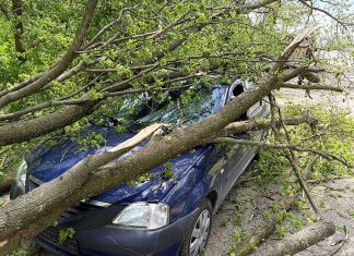 Bacău: Intervenții ale pompierilor militari din cauza vântului puternic. Elemente de construcție desprinse de pe mai multe blocuri