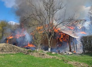 Incendiu la o locuință din comuna Mărgineni, satul Podiș. Aproximativ 300 mp afectați