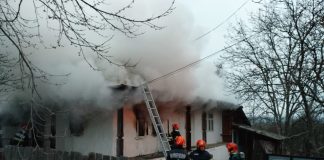 Incendiu la o locuință din comuna Poduri. Proprietara, transportată la spital după un atac de panică