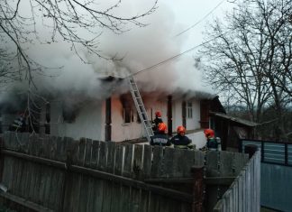 Incendiu la o locuință din comuna Poduri. Proprietara, transportată la spital după un atac de panică