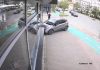 Autoturism scăpat de sub control a intrat într-un spațiu comercial; un motociclist a fost rănit
