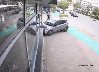 Autoturism scăpat de sub control a intrat într-un spațiu comercial; un motociclist a fost rănit