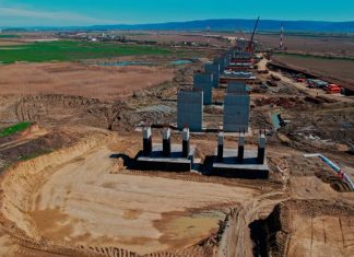 VIDEO | Viaductul feroviar de la Nicolae Bălcescu prinde contur pe Autostrada Moldovei (A7). Cum arată lucrările după o lună