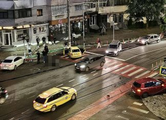 Grav accident rutier în Bacău: două mașini s-au ciocnit în intersecția Mioriței cu Bradului. în timp ce era acordat primul ajutor răniților, a avut loc un al doilea accident, în același loc