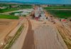 Mobilizare fără precedent pe lotul A7 de la Cleja. Zeci de muncitori și utilaje lucrează la viaductul de pe Autostrada Moldovei