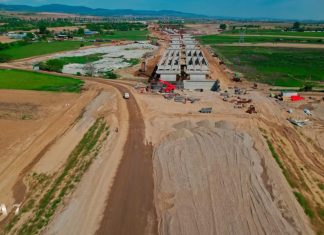 Mobilizare fără precedent pe lotul A7 de la Cleja. Zeci de muncitori și utilaje lucrează la viaductul de pe Autostrada Moldovei