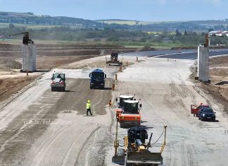 VIDEO | Cum avansează lucrările pe Autostrada A7 între Bacău și Roman. Imagini de pe șantierul tronsonului spre Pașcani