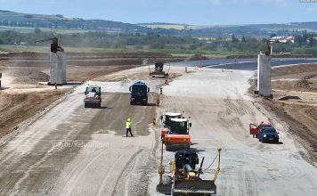 VIDEO | Cum avansează lucrările pe Autostrada A7 între Bacău și Roman. Imagini de pe șantierul tronsonului spre Pașcani