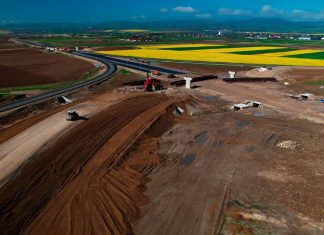 UMB montează ultimele grinzi metalice la nodul rutier Bacău Sud de pe Autostrada Moldovei A7