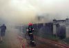 Incendiu puternic la Helegiu: trei locuințe și anexe cuprinse de flăcări