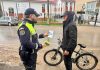 Veste reflectorizante înmânate bicicliștilor de către polițiști