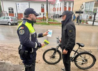 Veste reflectorizante înmânate bicicliștilor de către polițiști