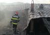 Incendiu puternic la o locuință din Slănic-Moldova. Acoperișul casei, afectat pe o suprafață de 230 de metri pătrați