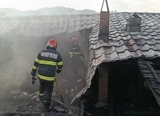 Incendiu puternic la o locuință din Slănic-Moldova. Acoperișul casei, afectat pe o suprafață de 230 de metri pătrați