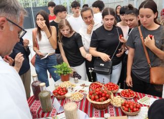 Elevii au „degustat știința” la Stațiunea de Cercetare Legumicolă Bacău. Lecție despre biodiversitate, direct din grădină