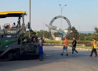 Lucrările de asfaltare continuă în Bacău. Intervenții pe străzile Oituz și Gării, după finalizarea sensului giratoriu spre Onești