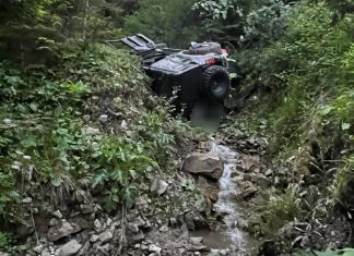Autoturism răsturnat într-o prăpastie, în Agăș. Un bărbat a fost descarcerat și transportat la spital