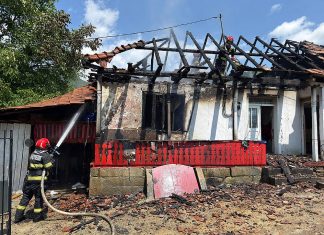Incendiu la o locuință din Oituz. Aproximativ 70 de metri pătrați din acoperiș au fost distruși
