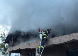 Bacău: Incendiu la o locuință din comuna Ștefan cel Mare, stins de pompieri înainte de extindere