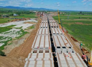 A7 | Podul peste calea ferată de la Cleja prinde contur. Imagini noi de pe șantierul tronsonului Răcăciuni–Bacău