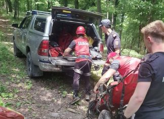 Intervenție Salvamont Bacău pentru salvarea unei persoane rănite într-o zonă greu accesibilă