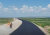 Lucrările pe lotul 3 al Autostrăzii A7 Bacău – Pașcani avansează. A început așternerea stratului de legătură al carosabilului