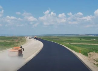 Lucrările pe lotul 3 al Autostrăzii A7 Bacău – Pașcani avansează. A început așternerea stratului de legătură al carosabilului
