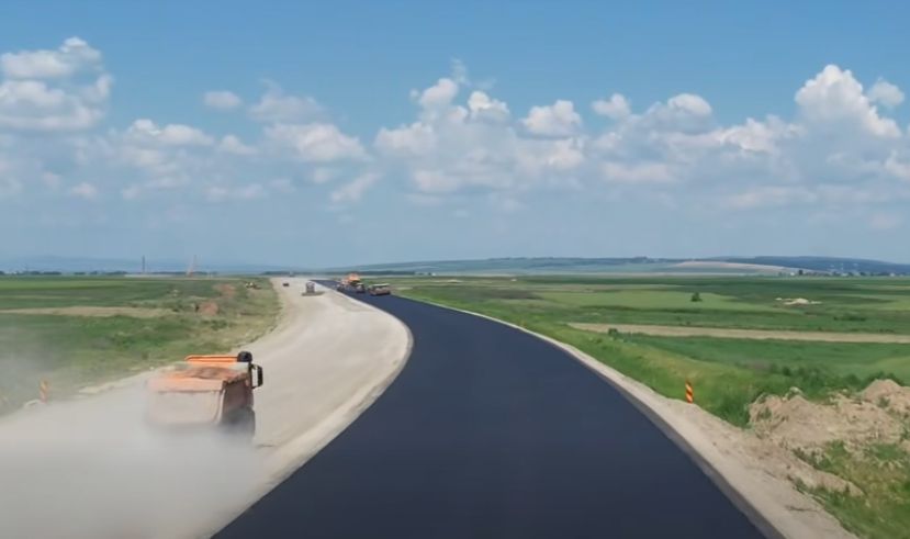 Lucrările pe lotul 3 al Autostrăzii A7 Bacău – Pașcani avansează. A început așternerea stratului de legătură al carosabilului